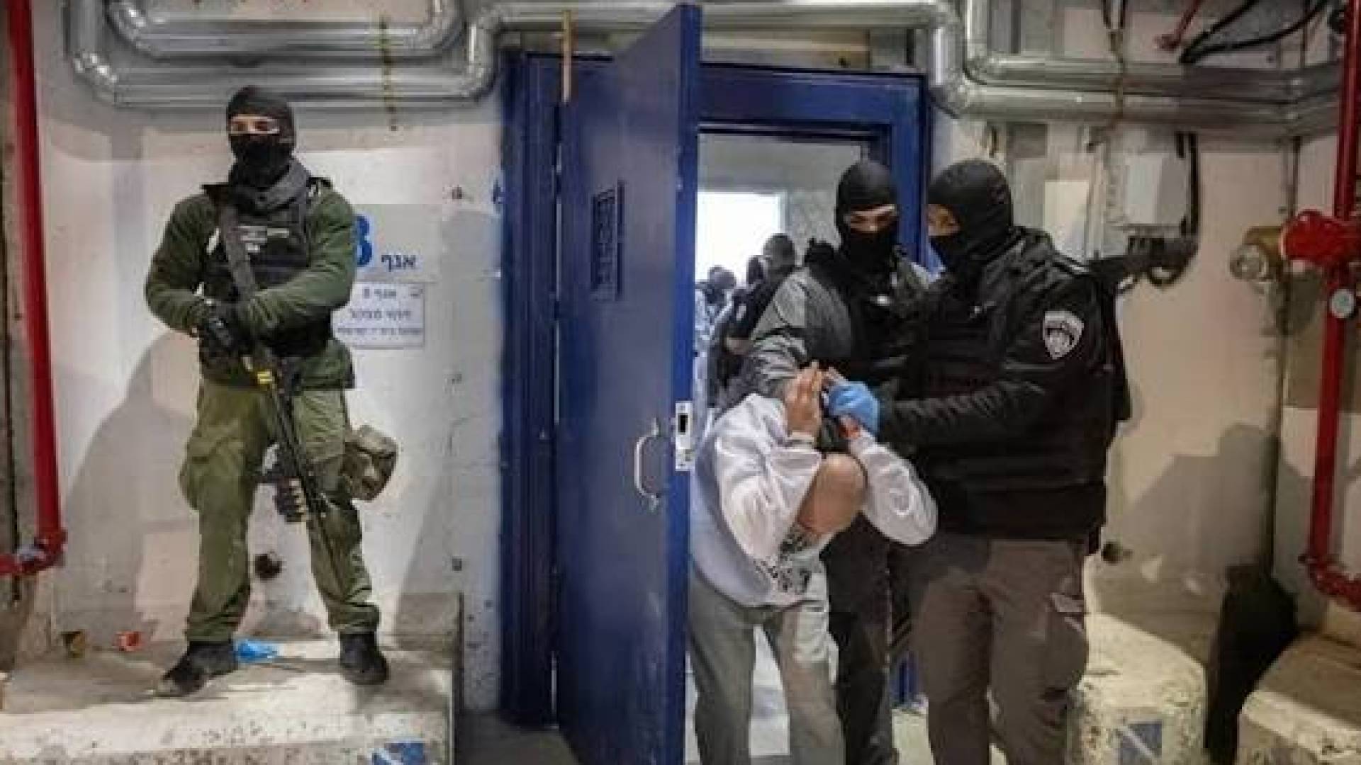 جنود الاحتلال يعذبون الأسرى