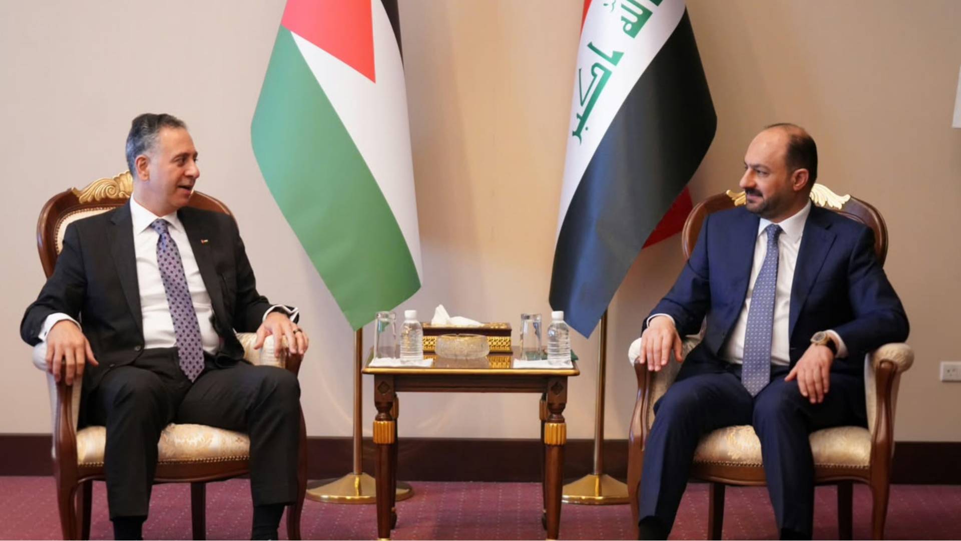 وزير الصناعة والتجارة والتموين، يعرب القضاة، مع وزير الصناعة والمعادن العراقي، محمد نوري