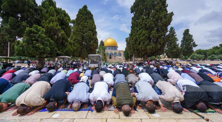 المصلين في رحاب المسجد الاقصى