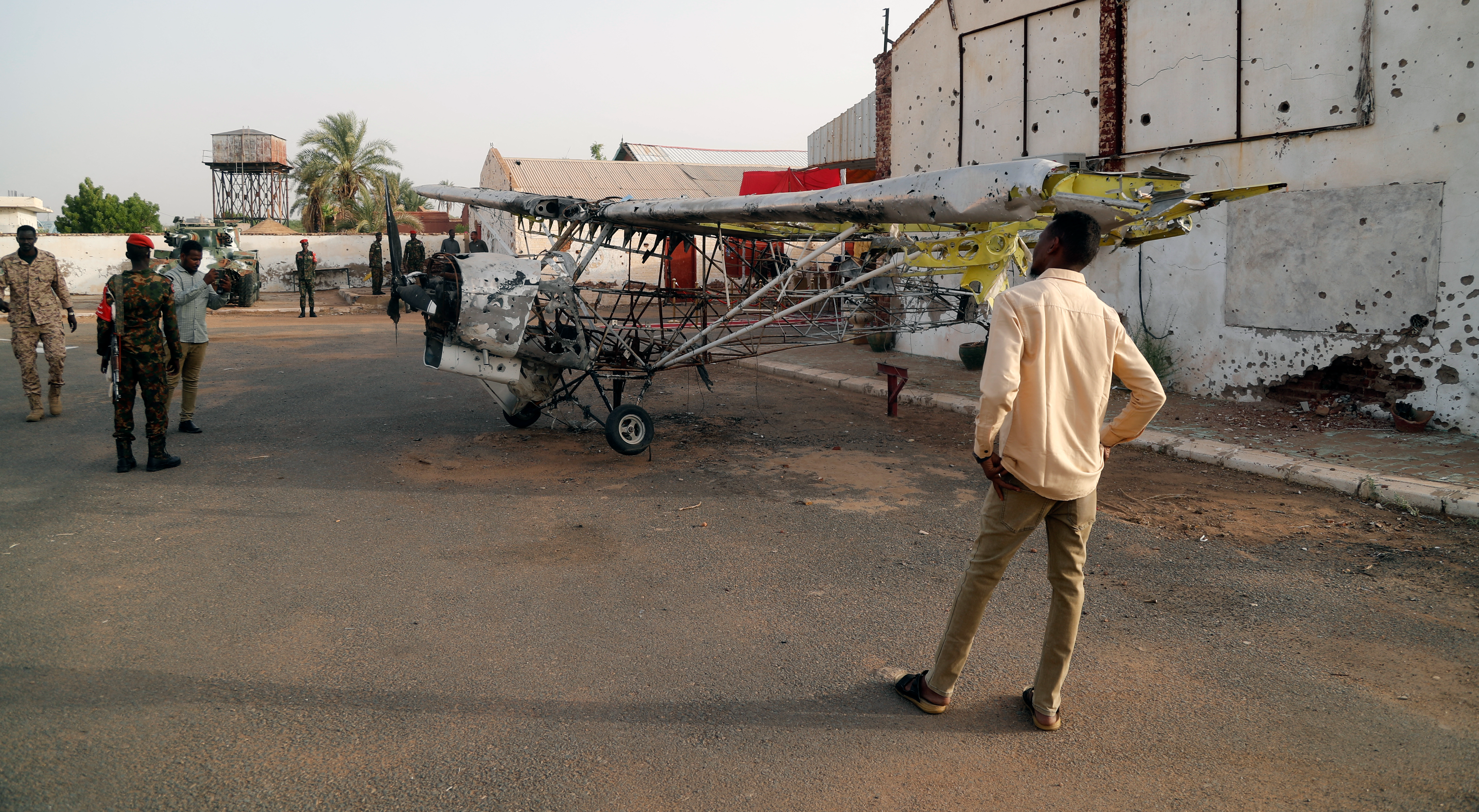 جنود من الجيش السوداني امام طائرة متضررة