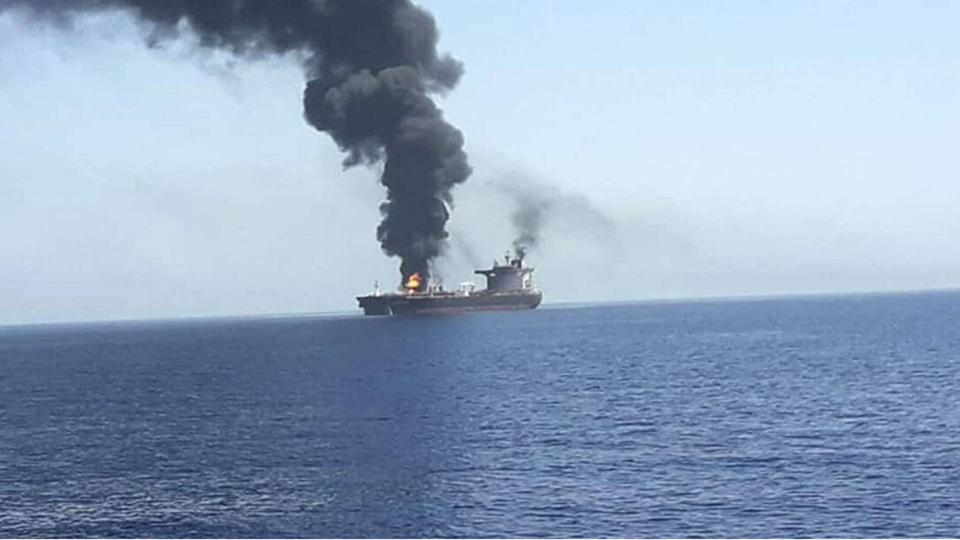 الهيئة البحرية البريطانية: إصابة ناقلة بمقذوف واندلاع حريق على متنها قبالة سواحل عمان