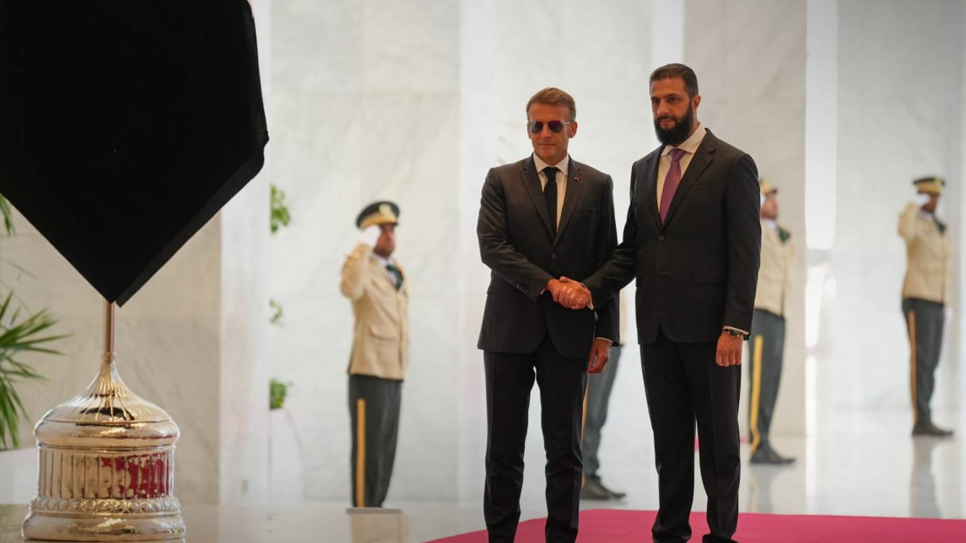 الرئيس السوري أحمد الشرع و الرئيس الفرنسي إيمانويل ماكرون