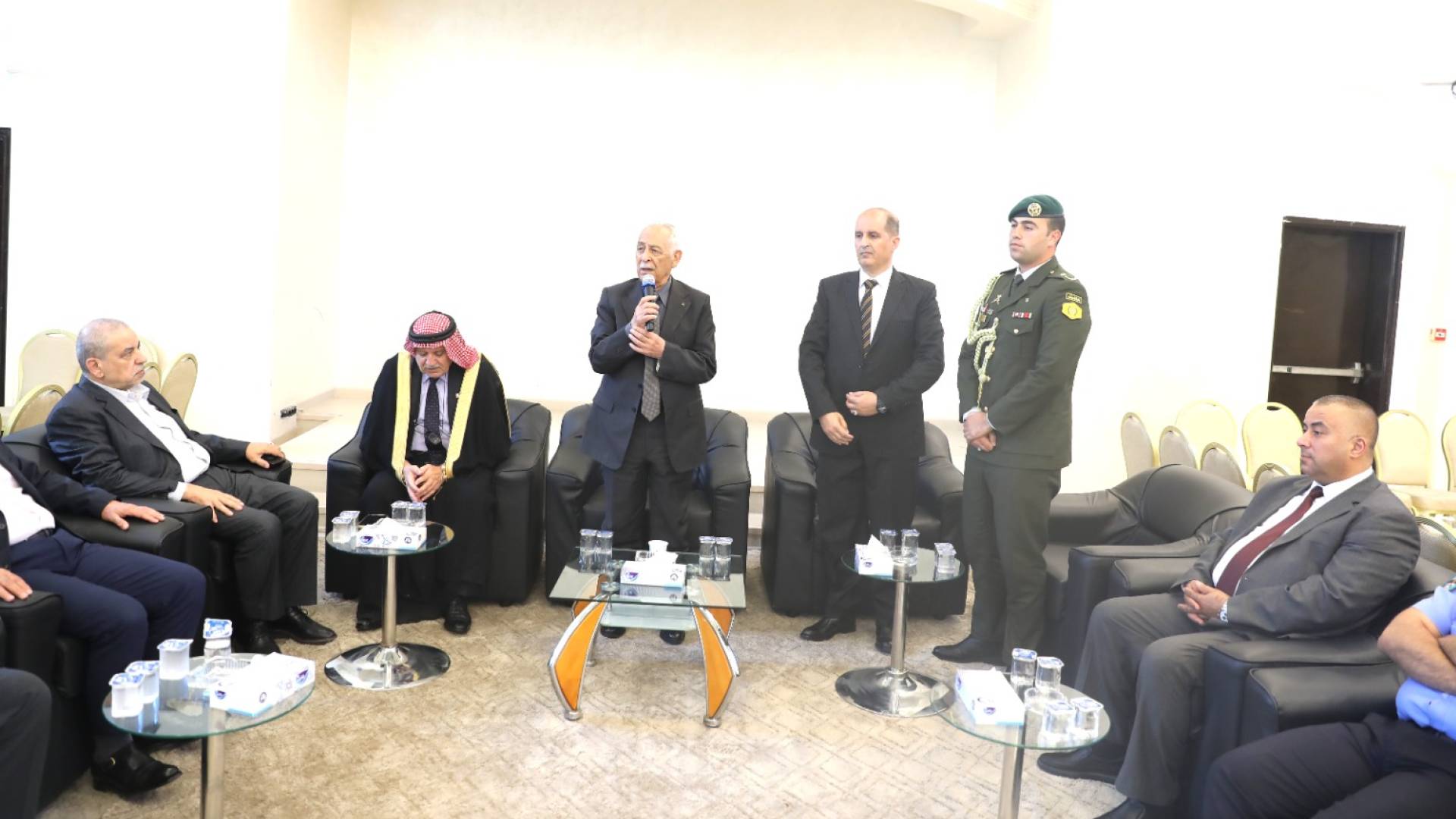 العيسوي يقدم واجب العزاء