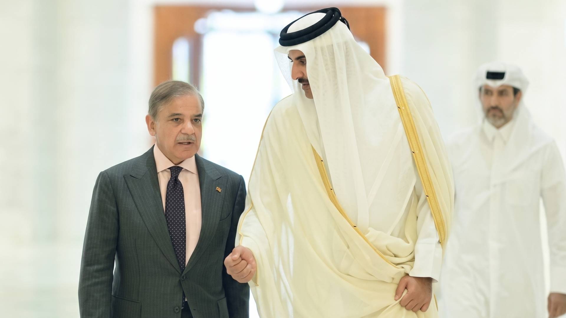 أمير قطر الشيخ تميم بن حمد آل ثاني ورئيس وزراء باكستان