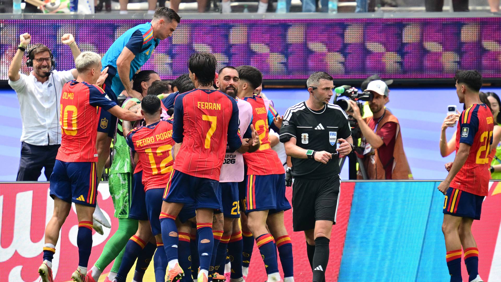لاعبو المنتخب الاسباني يحتفلون بالهدف الثاني بالدقائق الاخيرة