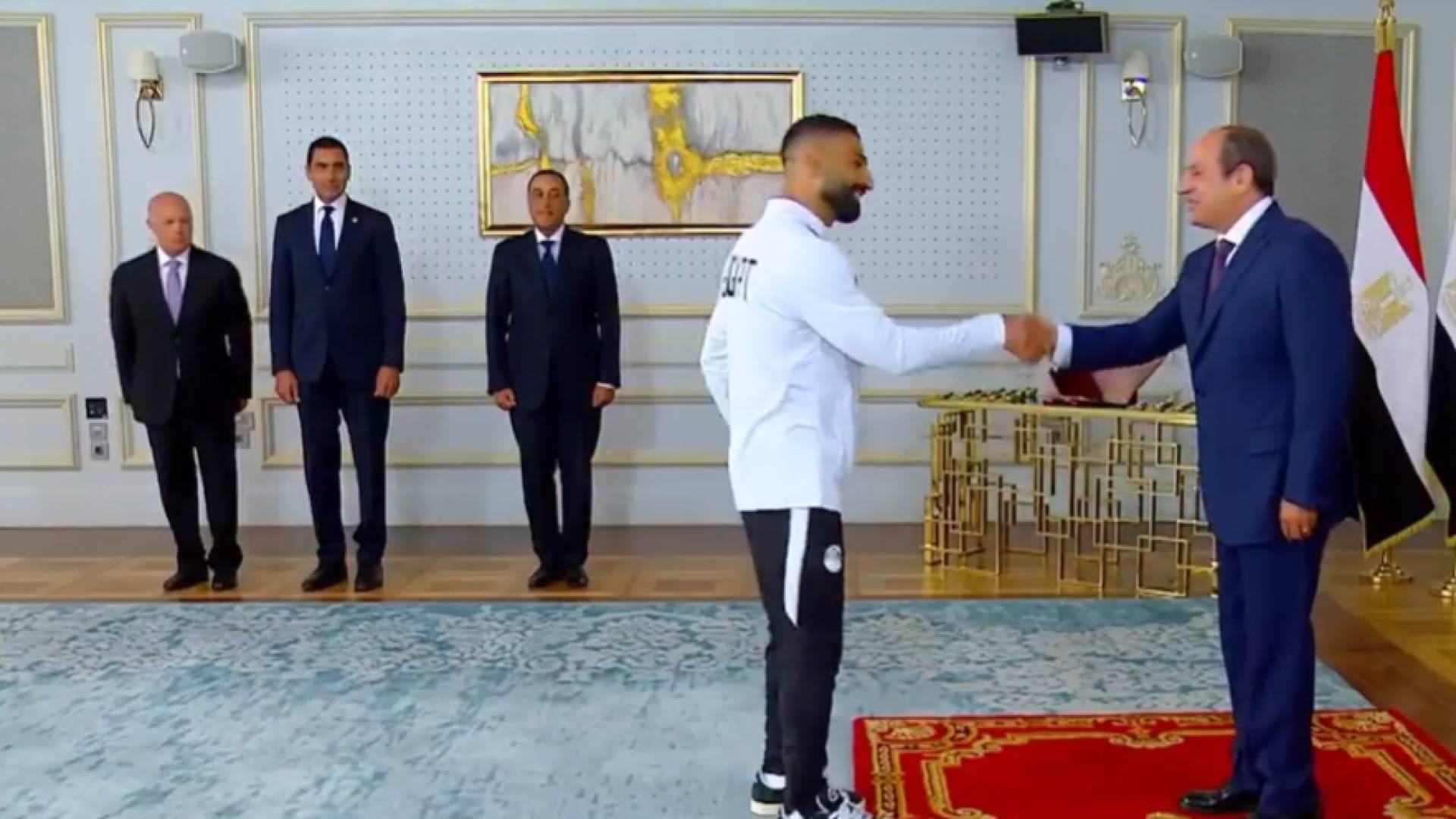 الرئيس المصري يستقبل بعثة المنتخب في مدينة العلمين