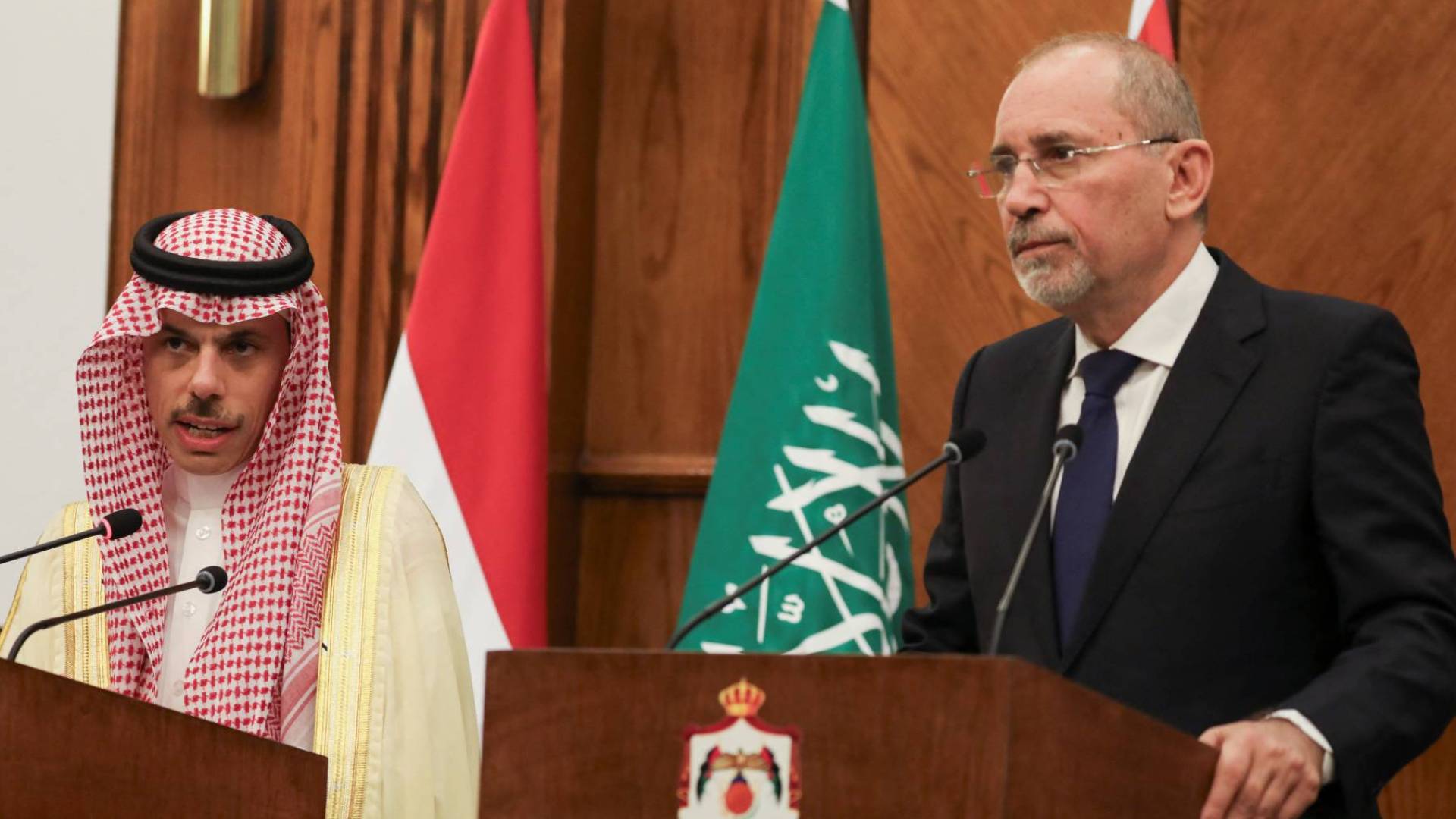 وزير الخارجية أيمن الصفدي ووزير الخارجية السعودي