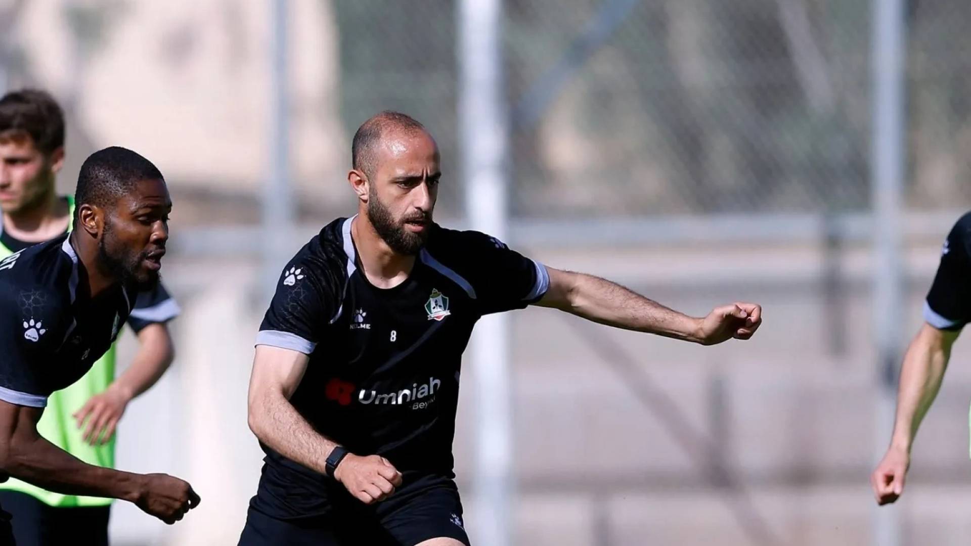 لاعب خط الوسط المتميز محمود شوكت