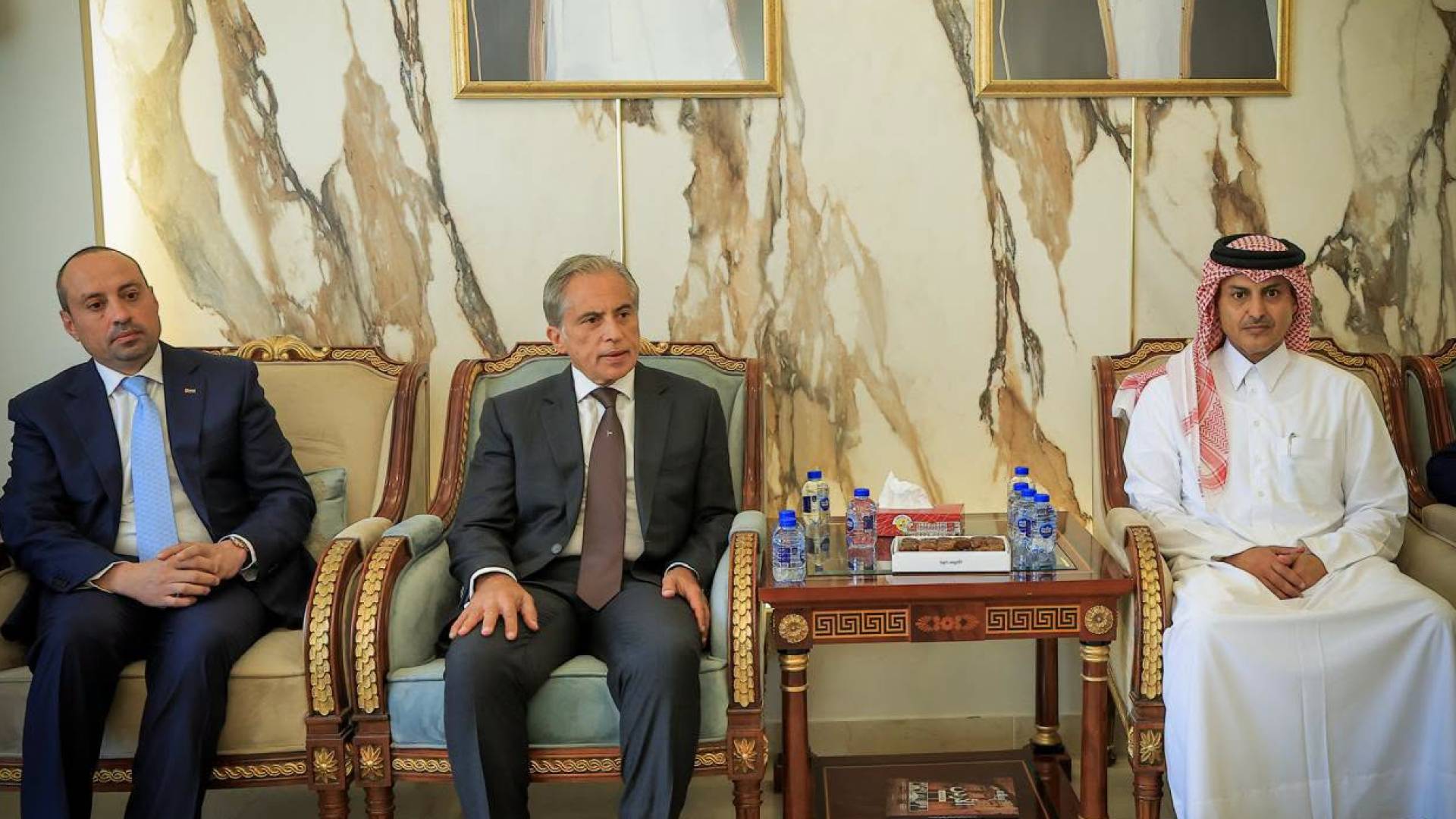 رئيس الوزراء يزور السفارة القطرية معزيا بوفاة سمو الأمير الشيخ حمد بن خليفة آل ثاني