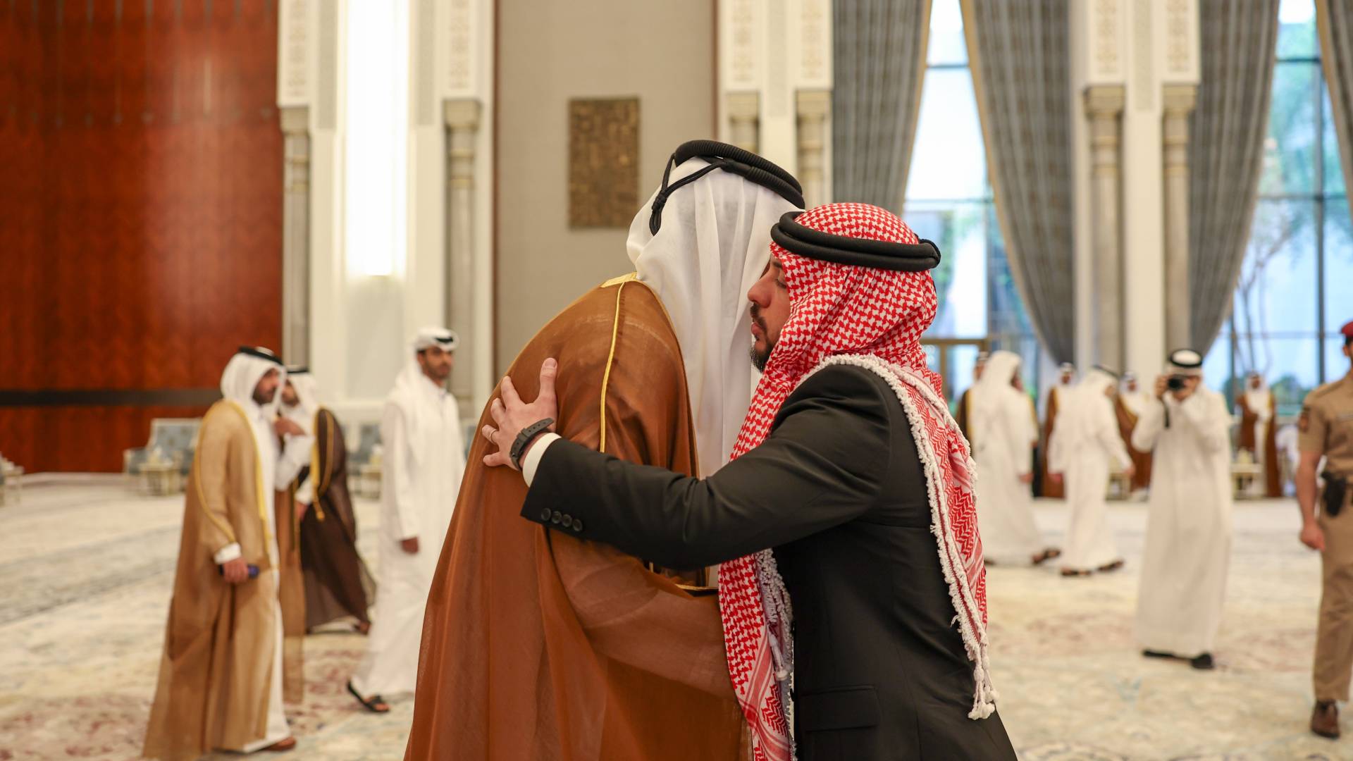 ولي العهد يقدم العزاء إلى أمير دولة قطر بوفاة الشيخ حمد