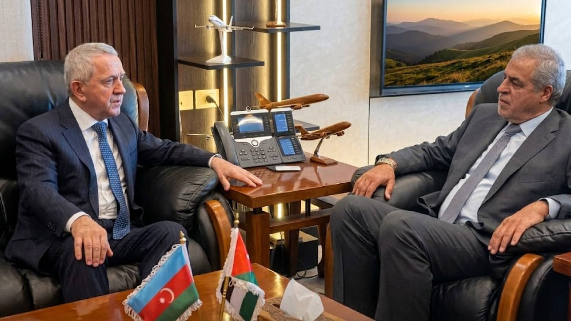 ضيف الله الفرجات رئيس مجلس مفوضي هيئة تنظيم الطيران المدني و السفير الأذربيجاني لدى الأردن شاهين عبداللاييف