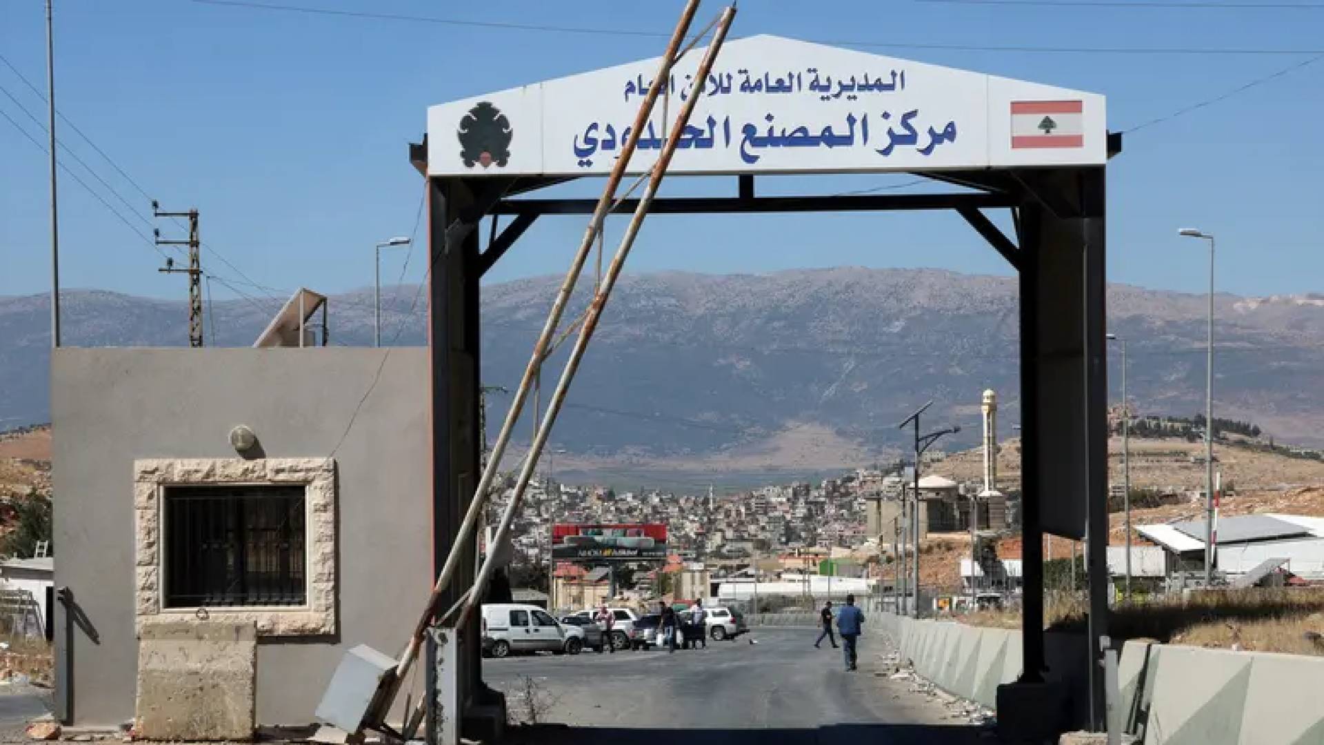 من معبر المصنع بين سوريا ولبنان
