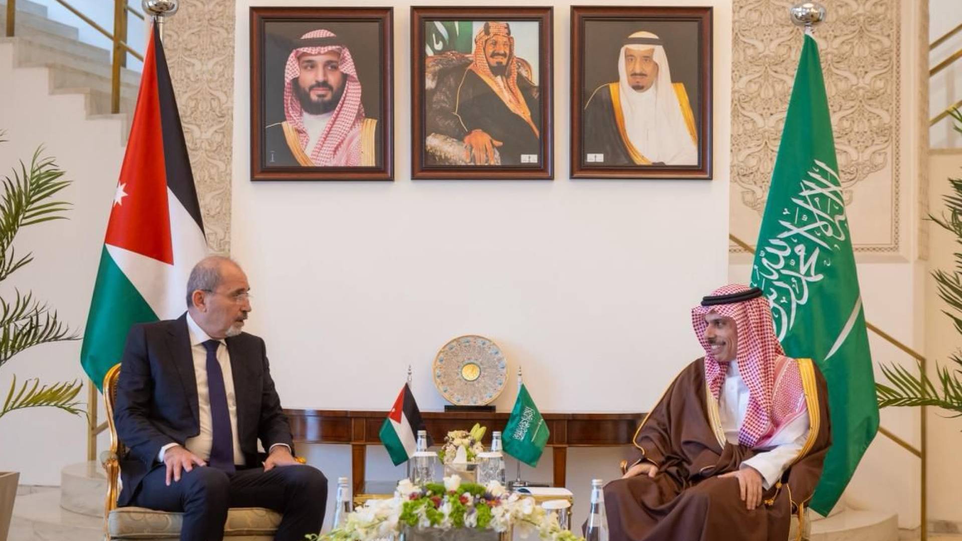 وزير الخارجية أيمن الصفدي ونظيره السعودي
