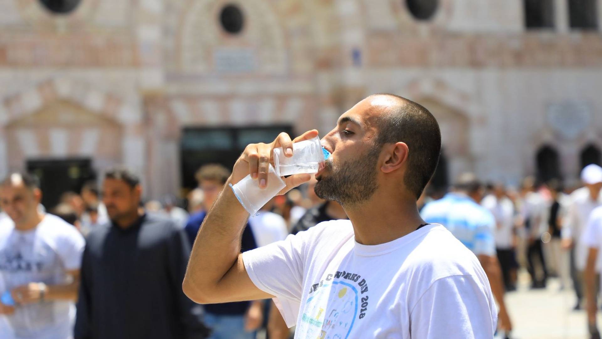 مواطن يشرب المياة في أجواء حارة