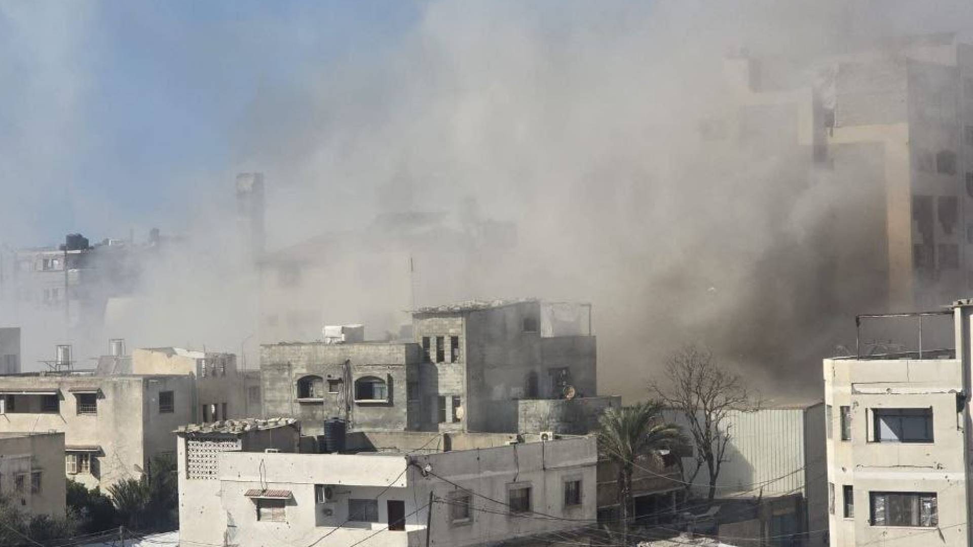 مراسل رؤيا: شهداء و جرحى في قصف "إسرائيلي" لشقة سكنية بحي النصر في غزة