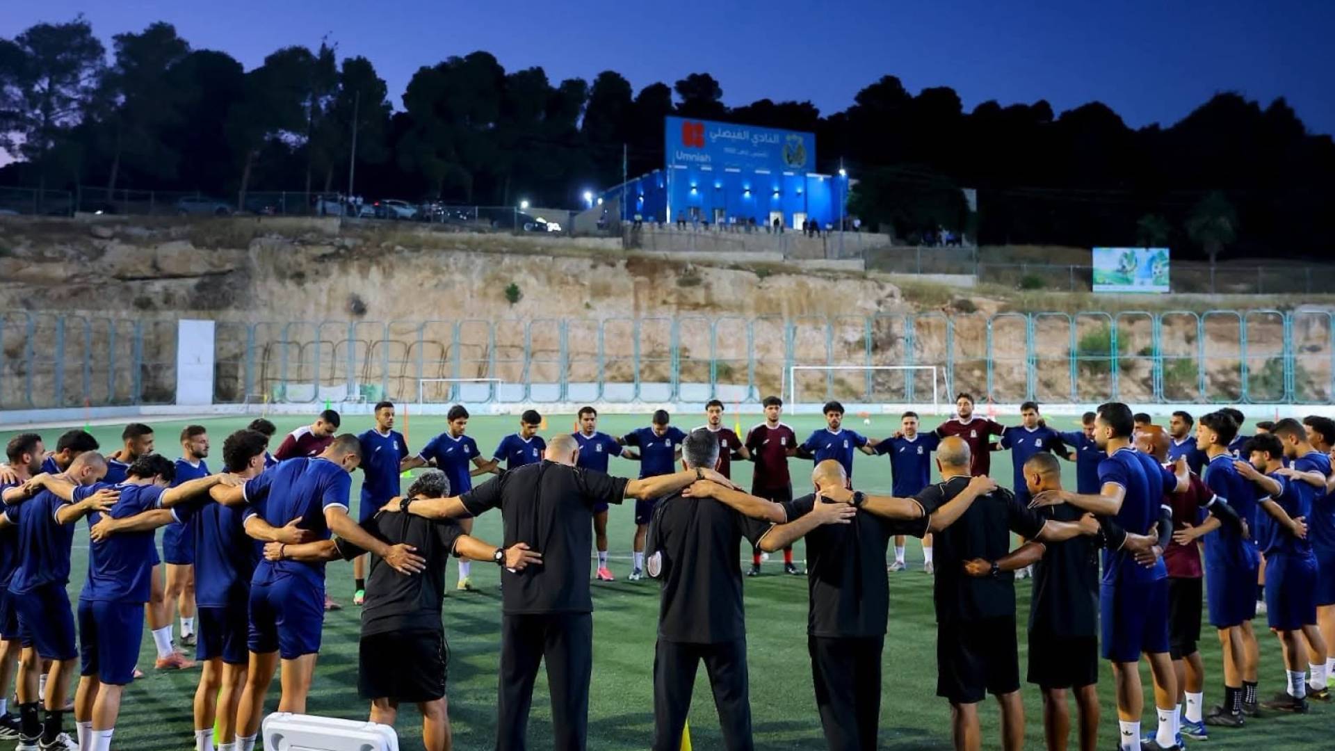 لاعبو الفيصلي قبل التدريبات