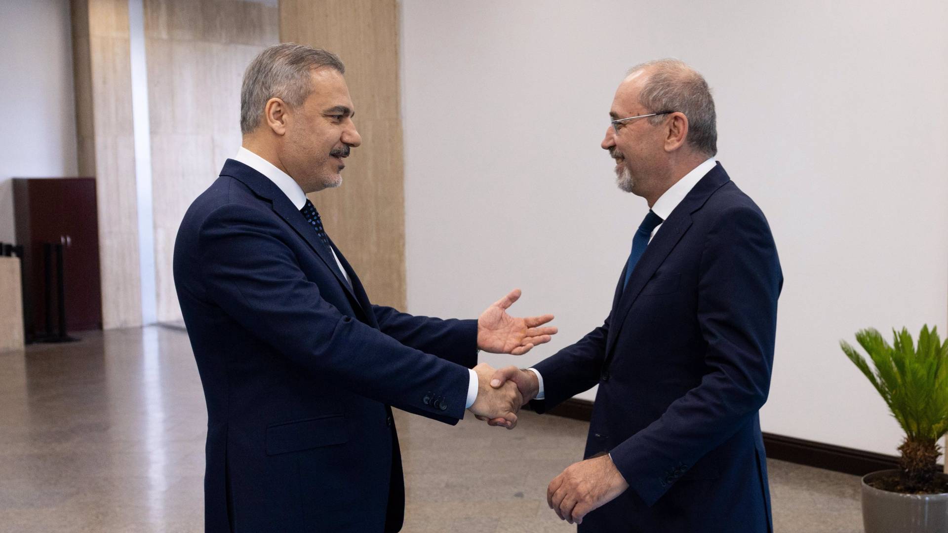وزير الخارجية وشؤون المغتربين أيمن الصفدي و وزير الخارجية التركية الشقيقة هاكان فيدان