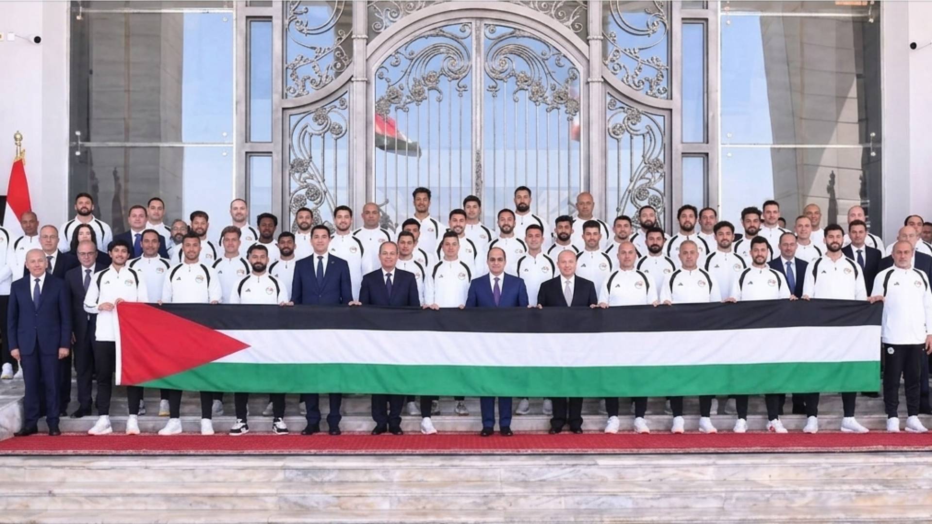 الصورة المتداولة للاعبي المنتخب المصري مع السيسي حاملين علما فلسطينيا