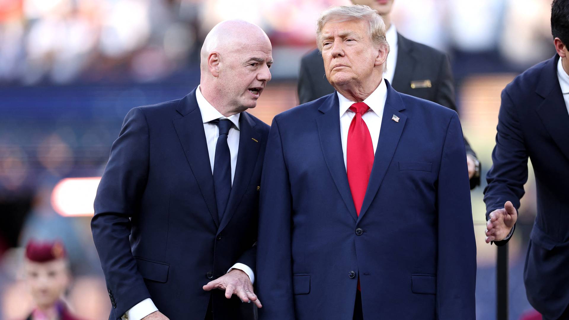 الرئيس الأمريكي دونالد ترمب، ورئيس الاتحاد الدولي لكرة القدم (فيفا)، السويسري الإيطالي جاني إنفانتينو