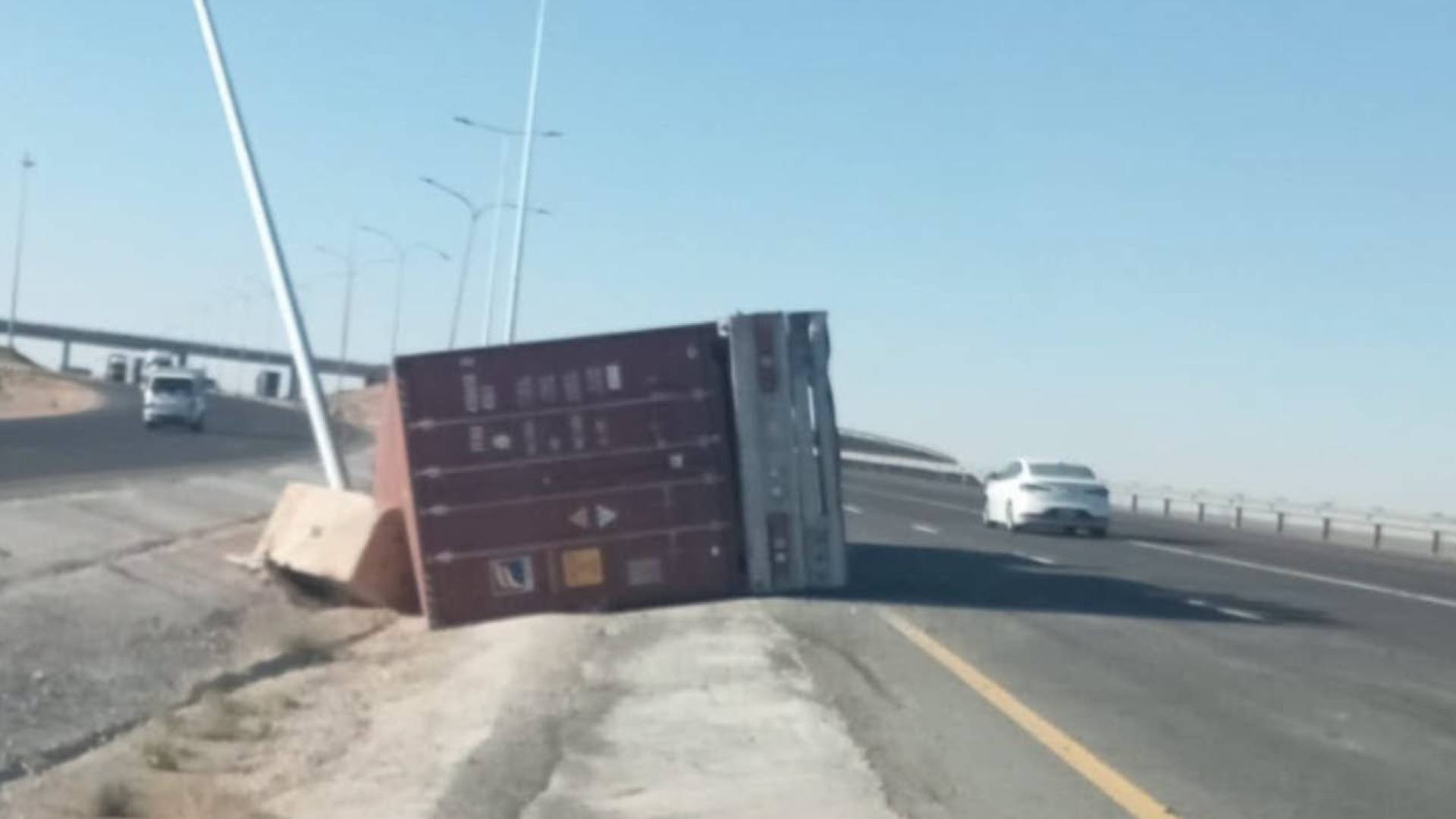 الدوريات الخارجية: إعاقة جزئية للسير على الطريق الصحراوي إثر تدهور رأس قاطرة وانقلابها